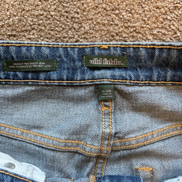 High-waisted, long, blue jeans with two holes on the knees - Picture 5 of 7